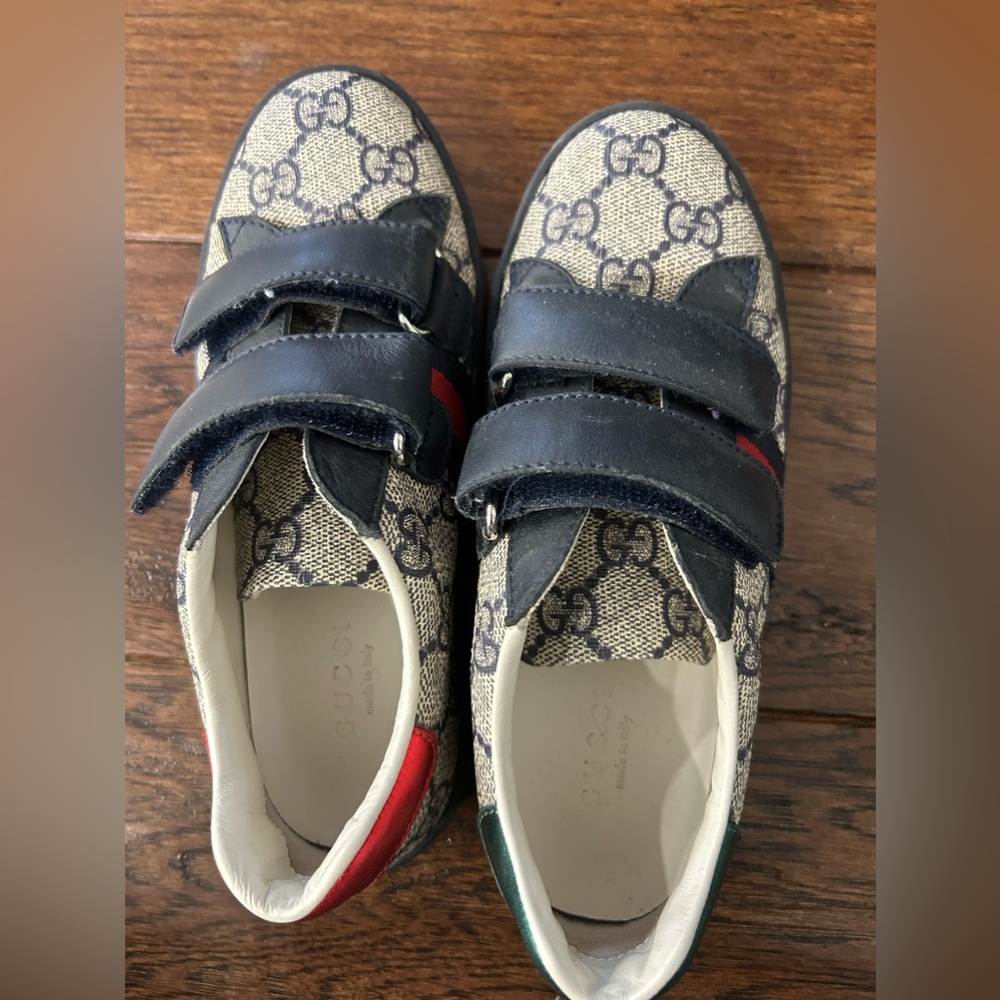 Unisex Gucci kids shoes in size 31 euro. Like new